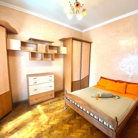 Подобово Квартира У Львові На Вулиці Огієнка 11 Біля Залізничного Вокзалу Exteriör bild